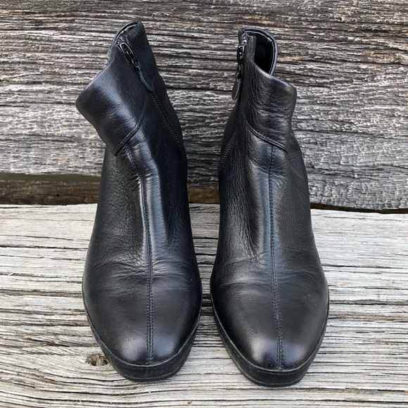 Clarks Artisan women’s 6 Black leather ankle boots Booties 87390 side zip heels - Picture 3 of 12